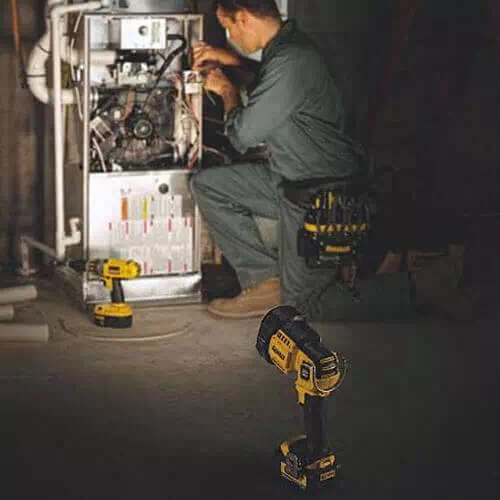 Профессиональный фонарь светодиодный аккумуляторный DeWALT DCL043 : без АКБ, световой поток 1000лм (DCL043) Киев