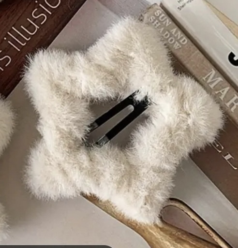 Заколка зі штучного хутра 