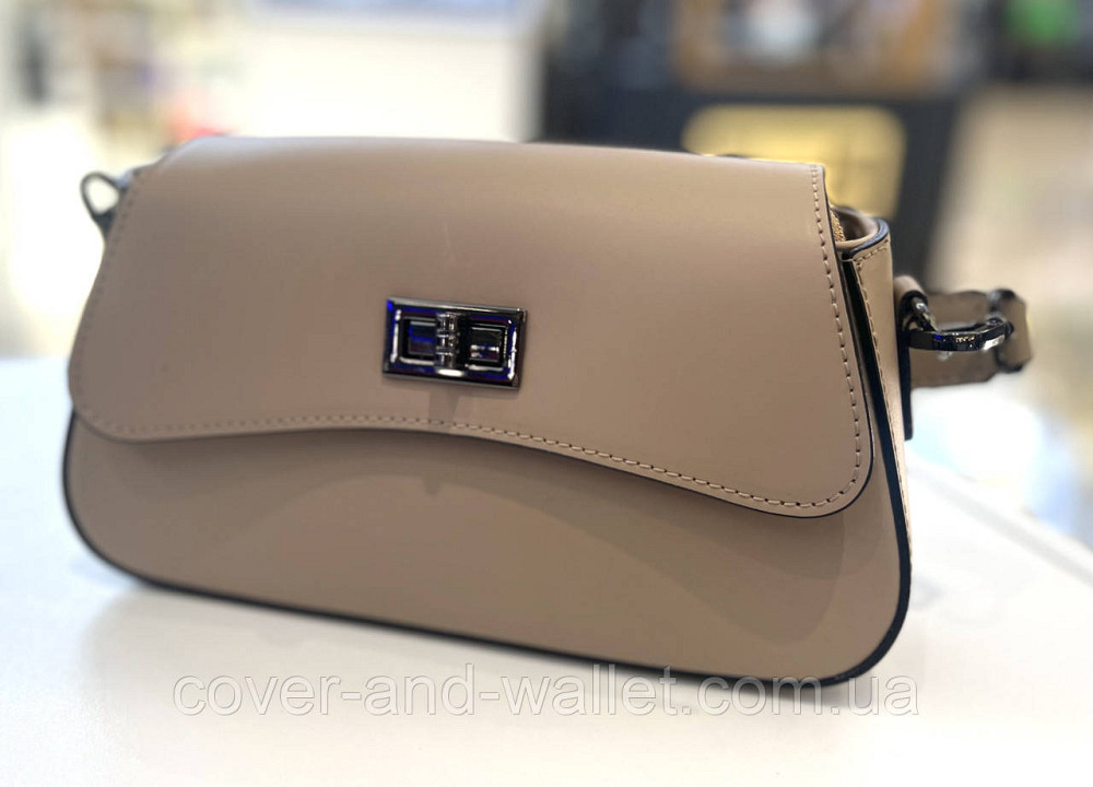 Пудрова жіноча сумочка з гладкої шкіри із клапаном на поворотному замку Virginia Conti Київ - фото 4