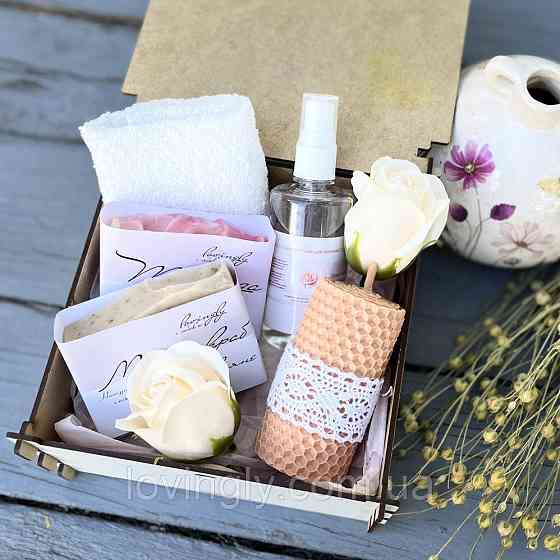 Подарунок для подруги з натуральною косметикою і свічкою в дерев'яному боксі. Ірпінь