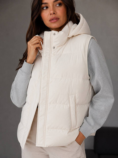 Женская жилетка Lady Yep 7015-2 с капюшоном средняя длина молочная, молочний, 46 Киев - изображение 5