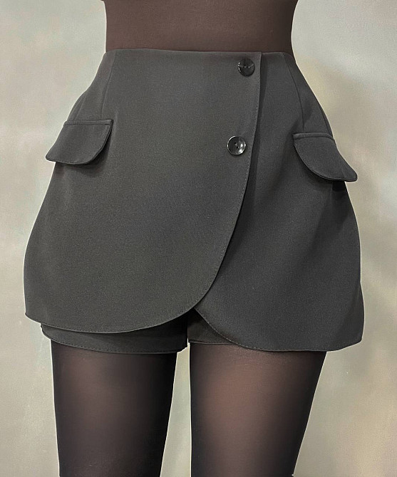 Шорти жіночі Ariadna 2426 короткі зі спідницею на запах попереду гудзики чорні, чорний, M Київ - фото 1