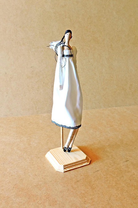 Подставка для кукол 