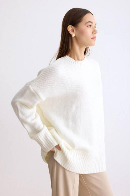 Женский уютный оверсайз свитер машинная вязка Молочный Одесса - изображение 3