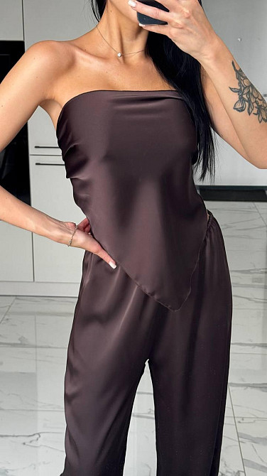 Женский трендовый легкий костюм двойка: топ-бандо и широкие брюки дабл шелк Шоколад Одесса - изображение 3