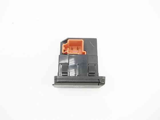 Mercedes-Benz  A0008206251 Розетка 115V під заднім сидінням праворуч GLC Coupe C253 GLC X253 C-class W204 Одеса