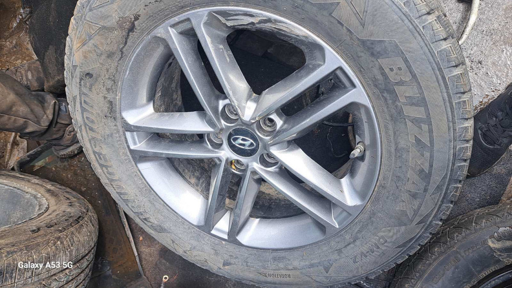 Оригінальний диск R17 на Hyundai Santa Fe 2012–2020 року Київ - фото 3