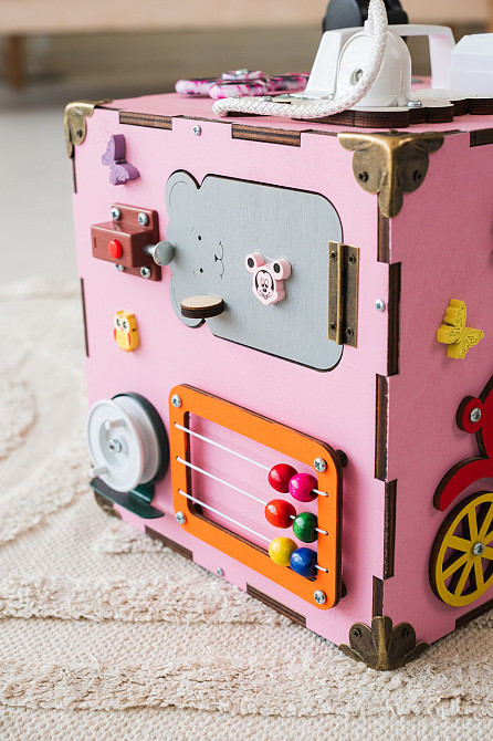 Маленький Бізікуб рожевий 23*23*23 Розвивальний куб для дівчинки Бізіборд Тернопіль - фото 4