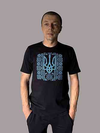 Мужская футболка вышиванка черного цвета с голубым большим трезубцем на груди 4XL Киев