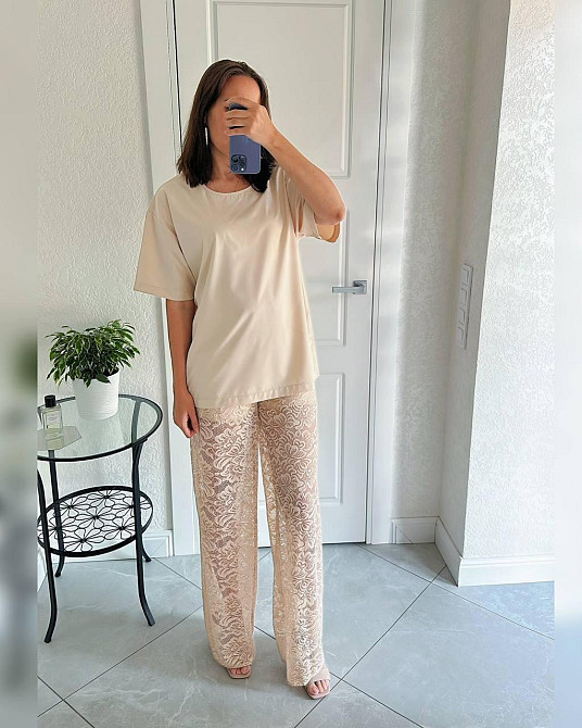Женский романтичный и одновременно стильный костюм двойка: футболка и штаны софт + турецкий гипюр 48/52, Бежевый Одесса - изображение 1