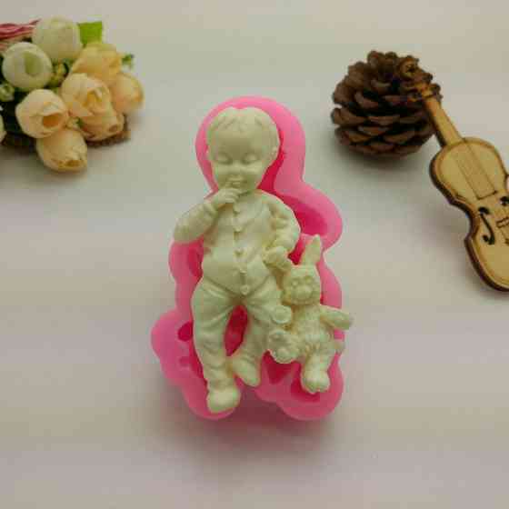 Молд силиконовый Мальчик с игрушкой 90 на 55 мм розовый Киев