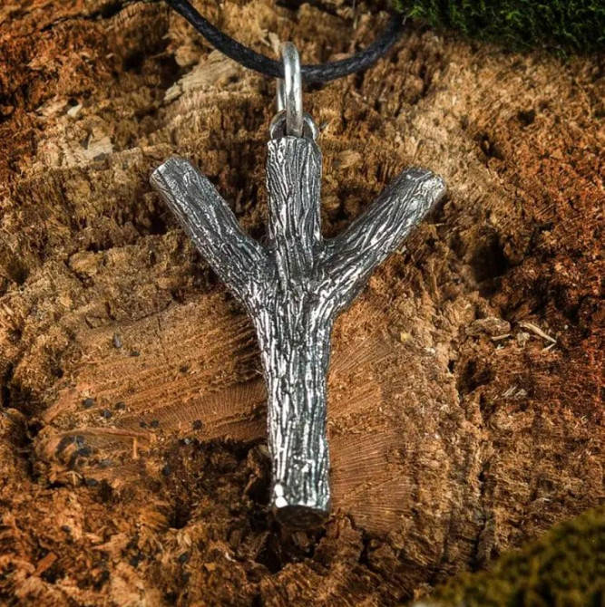 Подвеска-амулет в скандинавском стиле 