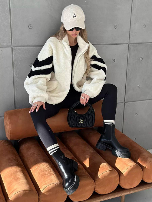 Жіноча тепла оверсайз куртка-бомбер букле на підкладці Молочний Одеса - фото 7