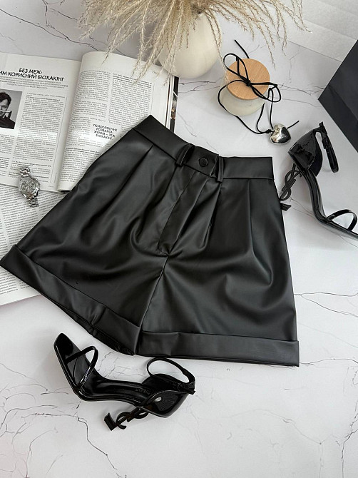 Женские базовые короткие шорты из экокожи Черный, 46/48 Одесса - изображение 6