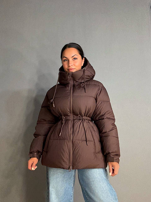 Куртка жіноча A-N 9020-1 подовжена з капюшоном і затяжкою талії коричнева, коричневий, 44 Київ - фото 6
