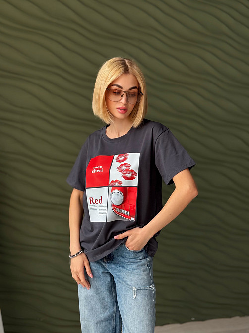 Женская футболка с акцентным принтом 