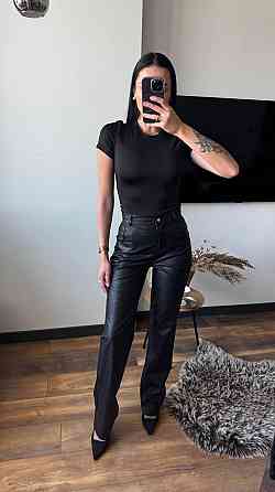 Женские прямые брюки из экокожи с тиснением под крокодила Черный, 44/46 Одесса