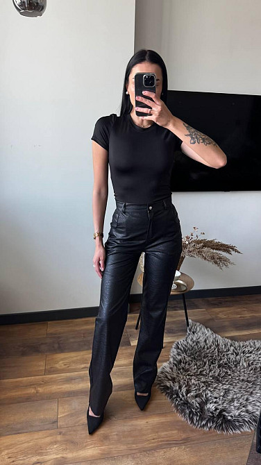 Женские прямые брюки из экокожи с тиснением под крокодила Черный, 44/46 Одесса - изображение 3