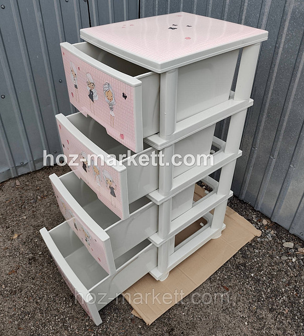 Комод белый пластиковый с декором 