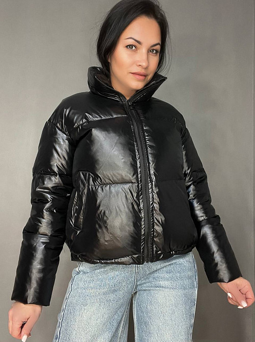 Куртка жіноча Lady Yep 9073 глянцева пуффер з кишенями без капюшона коротка чорна, чорний, 42 Київ - фото 10