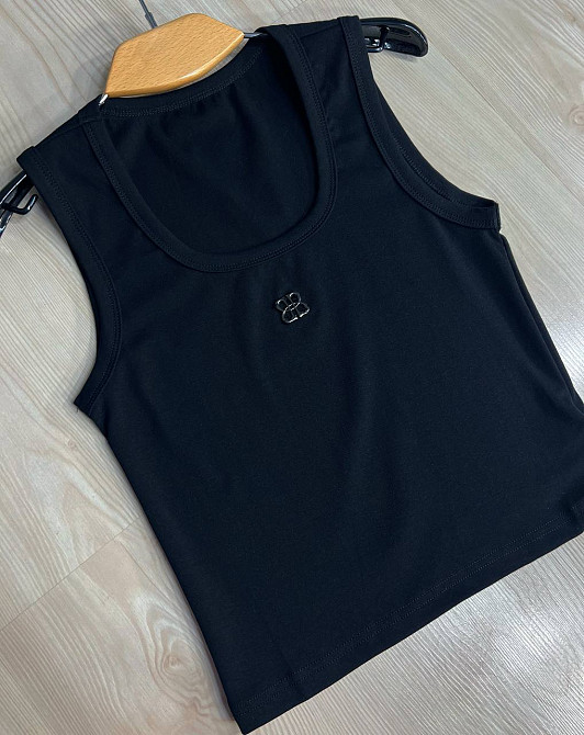 Майка женская A-N 25001 с широкими бретелями и металлическим значком буквы, черный, one size Киев - изображение 4