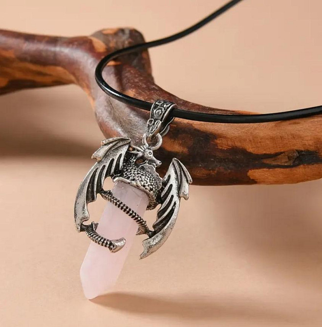 Підвіска у формі дракона з рожевим кварцом на шнурку зі штучної шкіри 4.4 см. Київ - фото 1