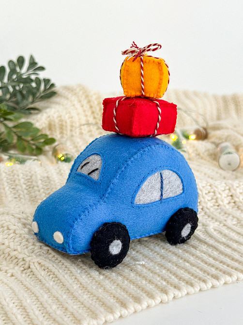 Новорічна ялинкова іграшка з фетру ручної роботи Машинка з подарунками 11 см Київ - фото 1