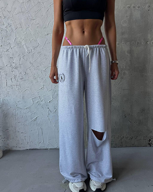 Женские оверсайз джоггеры с акцентным разрезом на колене двухнитка Одесса - изображение 1