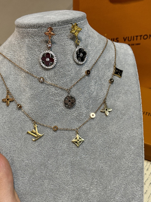 Набор из подвески и сережек Луи Вюиттон в позолоте с россыпью циркония Одесса - изображение 1