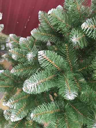 Штучна ялинка Королева з білими кінчиками з м'якою голкою ПВХ 1.8 Одеса