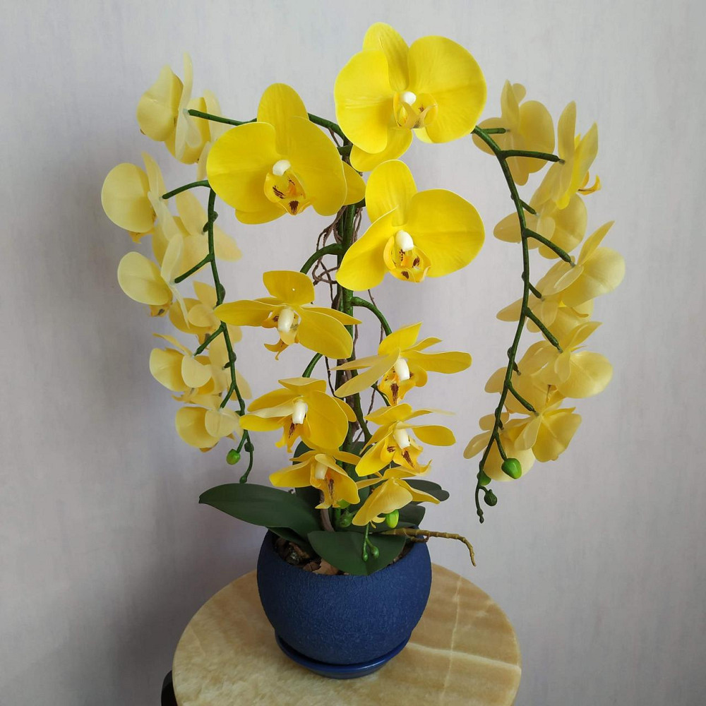 Штучна латексна орхідея VIP в синьому керамічному кашпо на три гілки жовта Дніпро - фото 1