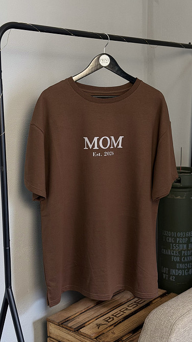 Оверсайз футболка MOM Est. [год] — персонализированная плотная футболка M, Коричневый Черновцы - изображение 1