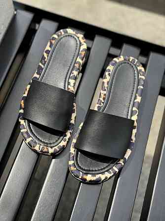 Roberto Netti Стильні жіночі шльопанці, натуральна шкіра, чорні на низькій леопардовій підошві Коломыя