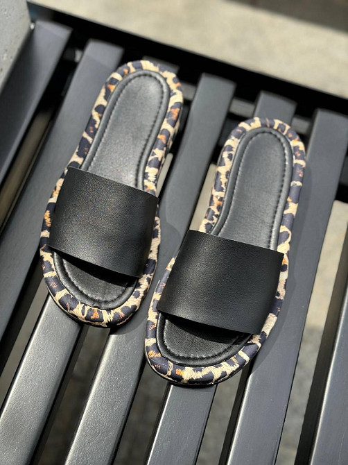 Roberto Netti Стильні жіночі шльопанці, натуральна шкіра, чорні на низькій леопардовій підошві Коломыя - изображение 2