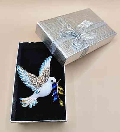 Патріотична брошка "Голуб" в подарунковій коробці Сміла