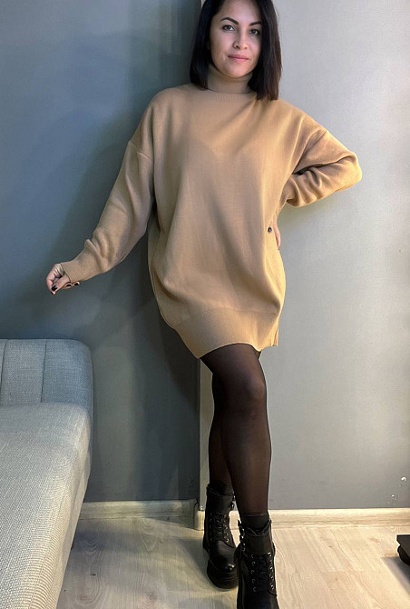 Сукня жіноча My fashion 2024101 светр комір хомут оверсайз подовжений one size, карамель, one size Київ - фото 1