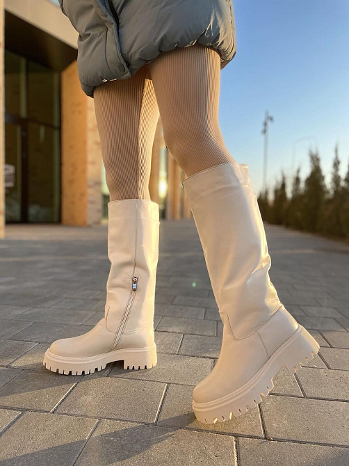 Жіночі зимові чоботи широкі шкіряні на низькому ходу бежевого кольору, на хутрі р. 37-40 4866 Коломия - фото 6