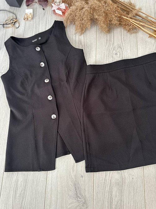 Женский базовый костюм двойка: удлиненный жилет и мини юбка из плотной костюмки Черный, 50/52 Одесса - изображение 4