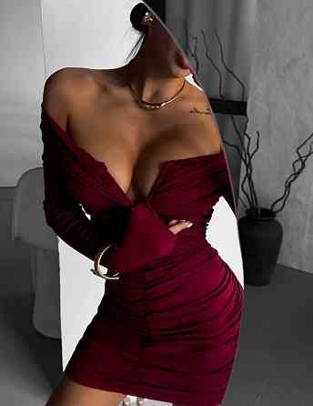 Женское привлекательное роскошное мини-платье с открытым декольте Вишневый 42/44 Одесса