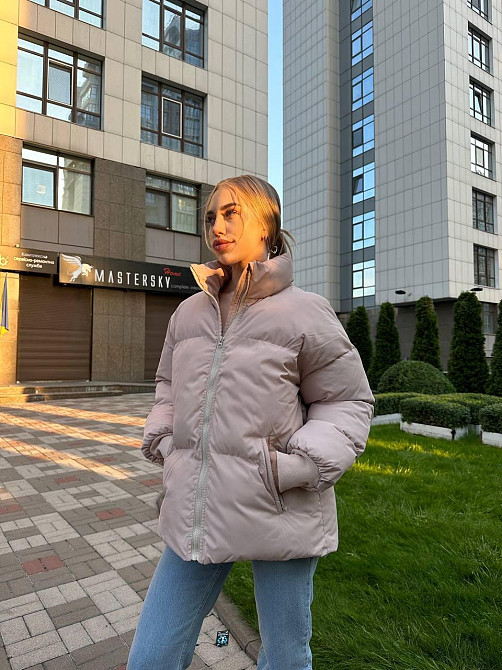 Бежевая теплая зимняя куртка пуховик с большими секциями и высоким воротником стойкой (пуффер), 42-46 Лубны - изображение 4