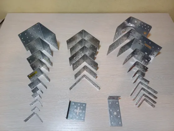 Кутник універсальний з ребром жорсткості 145×145×95 (2, 5 мм) Українка