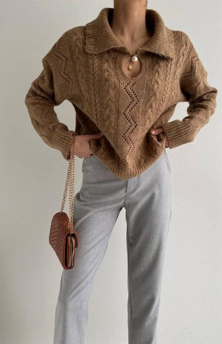 Женский базовый оверсайз свитер с воротником и бусинкой застежкой на горловине машинная вязка Карамельный Одесса - изображение 4