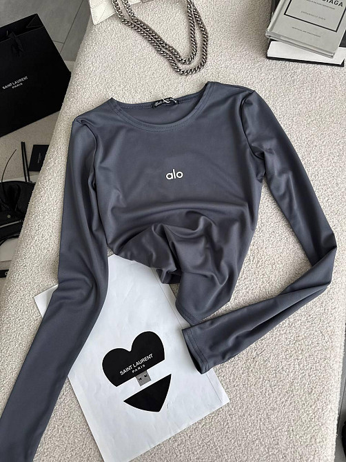 Стильный женский базовый лонгслив с надписью и вырезом под пальчик микродайвинг Графит Одесса - изображение 4