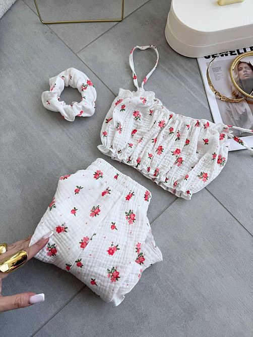 Женская нежная принтованная пижама: топ и шорты + резинка для волос натуральный муслин Молочный 2 Одесса - изображение 7