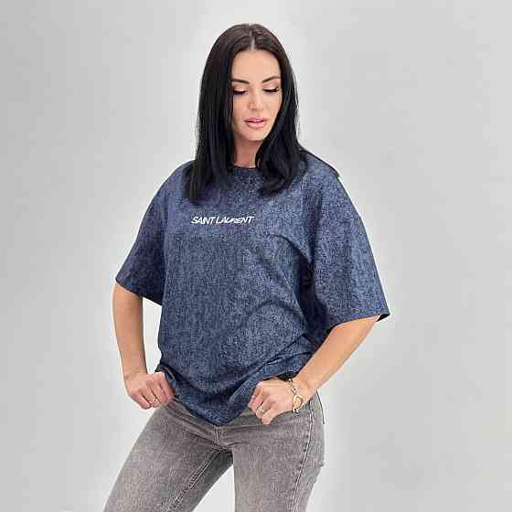 Базовая женская футболка с надписью 