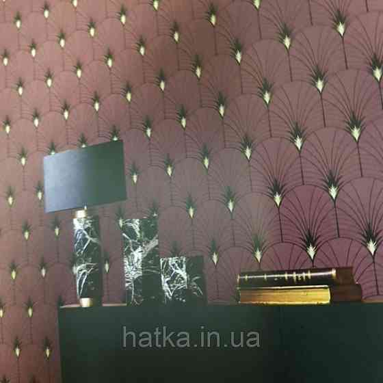Ообои флізелінові еко Decoprint Essentials EE22540 пір'я павича напівкола смуги чорні золото на бордовому Київ