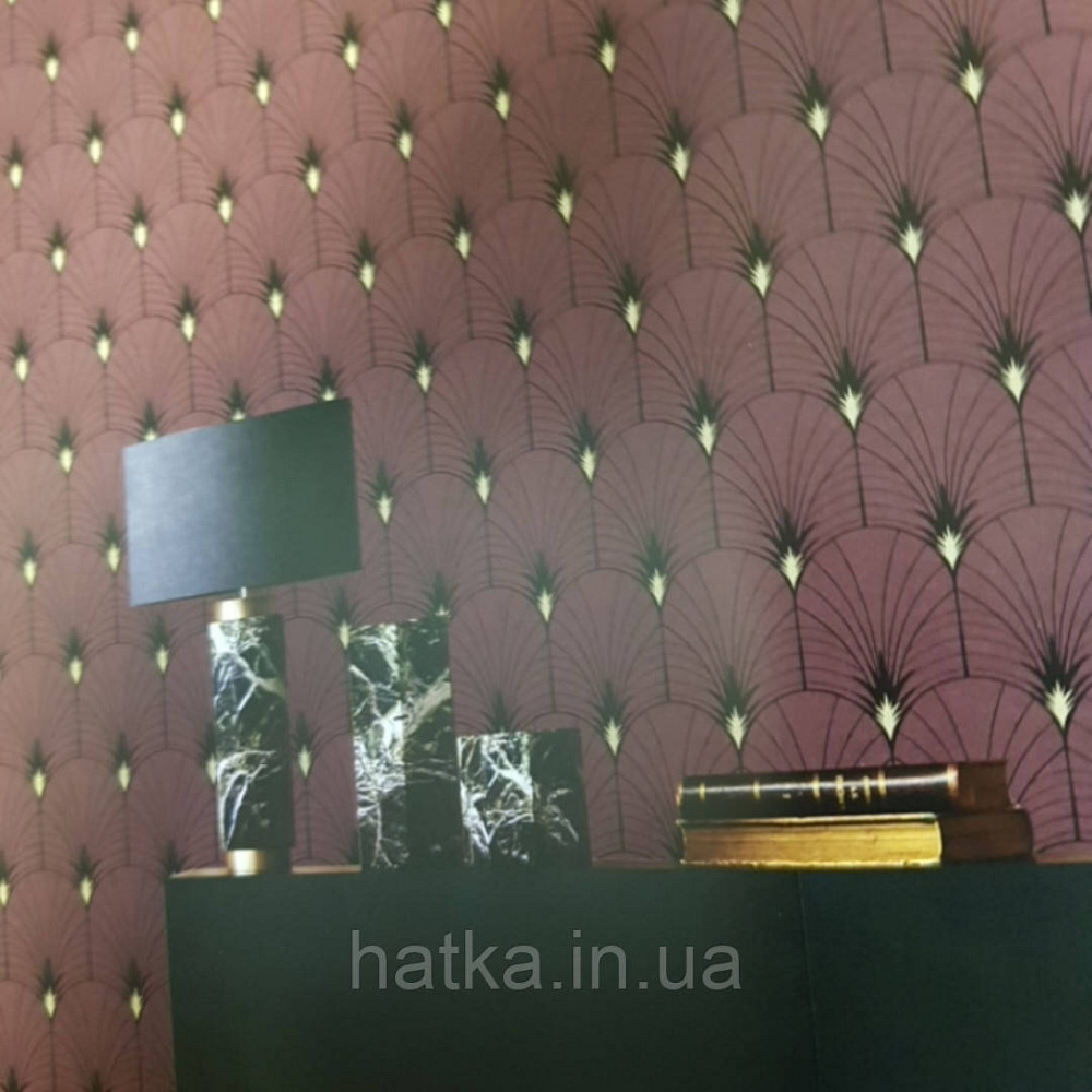 Ообои флізелінові еко Decoprint Essentials EE22540 пір'я павича напівкола смуги чорні золото на бордовому Київ - фото 1