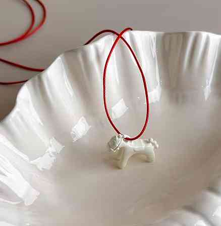 Подвеска с лошадью в белом цвете — талисман на красном шнурке Киев