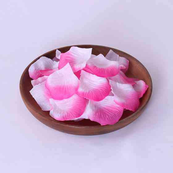 Штучні пелюстки троянд 100 штук 45 на 45 мм рожево-білий Київ