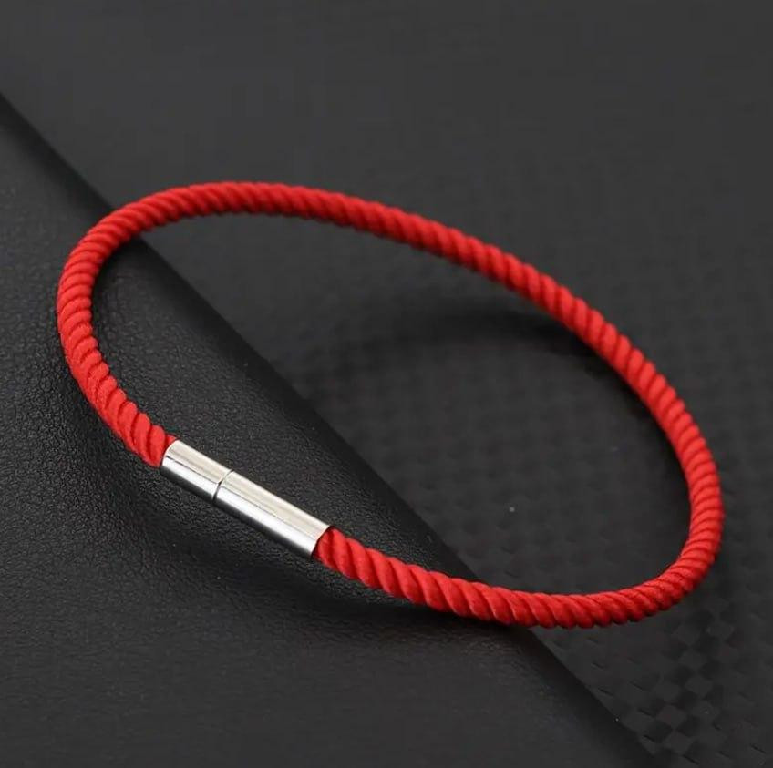 Красный браслет-оберег из шнурка с металлическим акцентом – универсальный аксессуар на удачу Киев - изображение 1